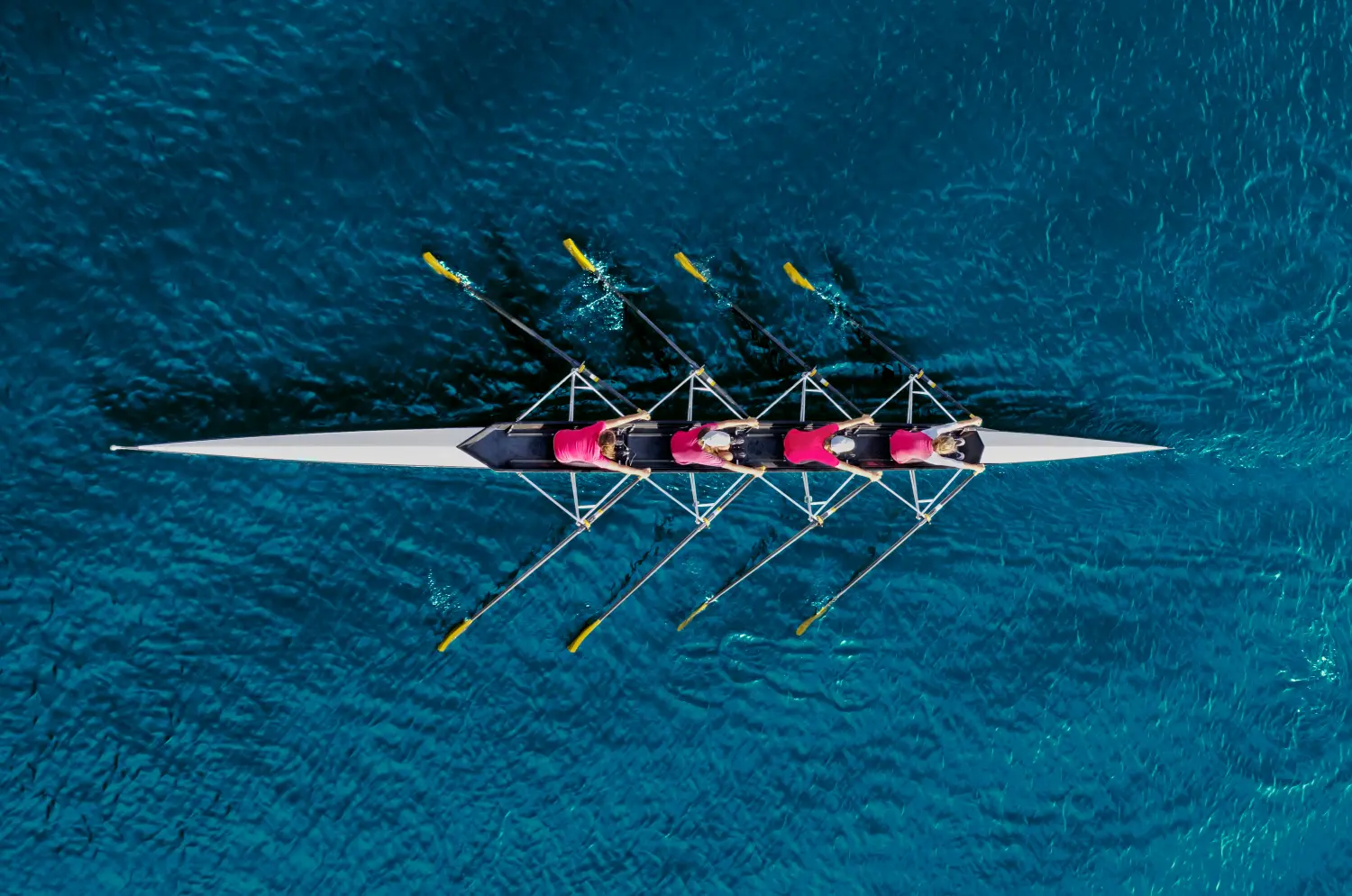 Frauen-Ruderteam auf blauem Wasser